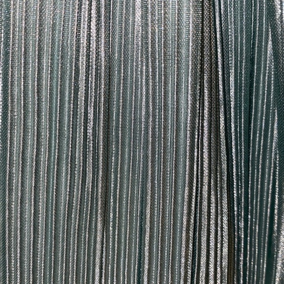 Absolutely Famous Green Pleated Boho Top, Size Large - Picture 5 of 8